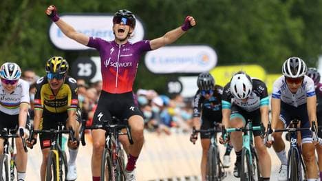 Demi Vollering (3.v.l.) gewinnt das Eintagesrennen La Course