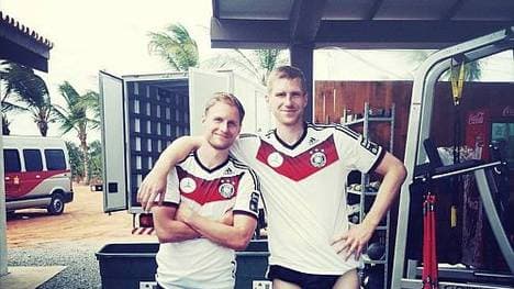 Per Mertesacker und Benedikt Höwedes in der "Eistonne" während der WM 2014.