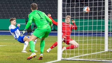 Niklas Stark (l.) trifft ins eigene Tor