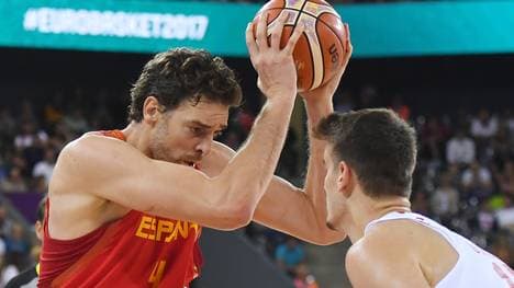 Pau Gasol (l.) machte gegen Spanien 20 Punkte