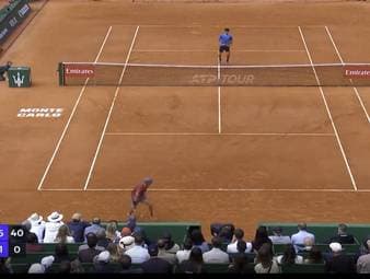 Carlos Alcaraz ist mit einem überzeugenden Sieg in die Sandplatzsaison gestartet. Der Spanier fertigte zum Auftakt in Monte Carlo Sebastian Baez mit 6:1, 6:3 ab.