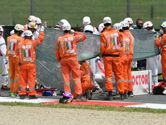 Der Schweizer Motorrad-Rennfahrer Jason Dupasquier ist nach seinem schweren Unfall im Rahmen des Großen Preises von Italien seinen schweren Kopfverletzungen erlegen. 