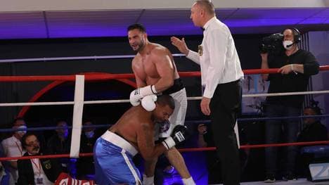 Christopher Lovejoy (blaue Hose) hatte Mahmoud Charr nichts entgegenzusetzen