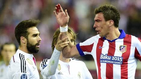 Hitzige Atmosphäre im Hinspiel: Atleticos Mario Mandzukic (r.) lieferte sich gegen Real gleich mehrere umkämpfte Duelle