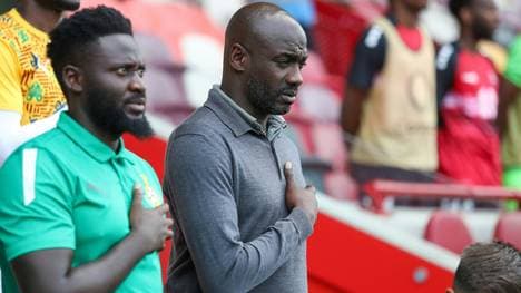 Otto Addo (r.) bei der Hymne