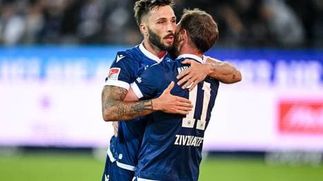 Schleusener und Zivzivadze bejubeln einen Treffer des Karlsruher SC