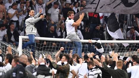 Fans von Eintracht Frankfurt stürmten nach dem Einzug ins EL-Finale den Platz