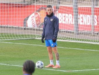 Bayer-Trainer Kasper Hjulmand erwartet im Duell mit dem VfB Stuttgart ein echtes Topspiel. Die gute Nachrichten für Bayer: Alejandro Grimaldo steht nach überstandenen muskulären Problemen wieder zur Verfügung.