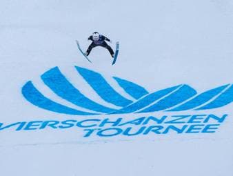 Endlich ist es wieder so weit: Die Vierschanzentournee 2025/26 sucht ihren Sieger. Hier gibt's alle Infos zum Skisprung-Event des Jahres, dessen Mythos seit Jahrzehnten immer wieder Fans und Sportler begeistert.