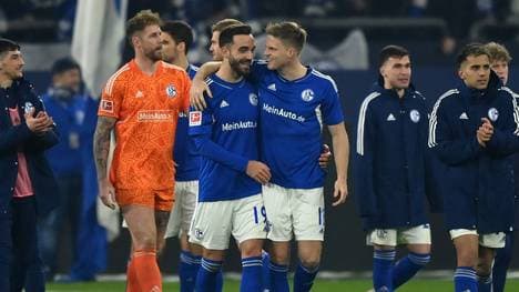 Schalke Kenan Karaman (m.) avancierte gegen den BVB zum Derby-Helden
