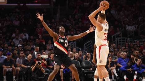 Caleb Swanigan (l.) im Duell mit Blake Griffin 