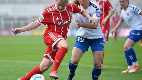 Frauen: Spendensammlung soll FF USV Jena retten, Die Frauen von Zweitligist USV Jena (in blau-weiß) brauchen dringend eine Finanzspritze