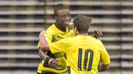 Youssoufa Moukoko (l.) trifft weiter, wie er will