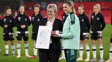 Jule Brand (r.) wurde 2023 von Silke Raml mit der Fritz-Walter-Medaille ausgezeichnet