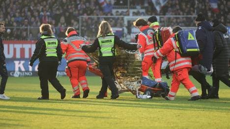Calvin Brackelmann wird vom Platz getragen