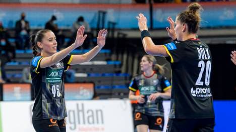 Deutschlands Handballerinnen um Silje Brons Petersen (l.) und Emily Bölk wollen gegen Südkorea vorzeitig ins WM-Viertelfinale einziehen