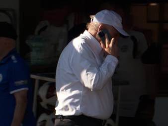 Uli Hoeneß ist beim Testspiel seiner Bayern in Rottach-Egern mit dabei. Dabei scheint der Ehrenpräsident neben dem Spielfeld ordentlich beschäftigt zu sein.