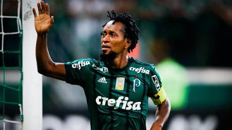 Ze Roberto winkt zum Abschied den Fans von Palmeiras