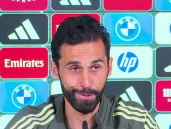 Bei Real Madrids 1:2-Heimpleite gegen den FC Bayern wurde Vinícius Júnior von den eigenen Fans ausgepfiffen. Trainer Álvaro Arbeloa ordnet die Pfiffe des Bernabéu ein.