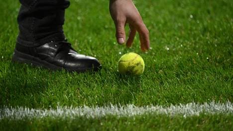 Ein gewohntes Bild: Tennisbälle im Fußballstadion