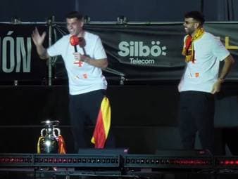 Die Spanier können ihre Spitzen nach dem EM-Triumph einfach nicht lassen. Auch DFB-Star Jamal Musiala wird bei der Titelfeier in der Heimat mit den Fans nicht verschont. 