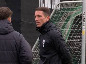 Nur 75 Tage nach seinem Amtsantritt beim VfL Wolfsburg steht Cheftrainer Daniel Bauer möglicherweise schon vor dem Aus. Das Bundesliga-Duell mit dem Hamburger SV könnte für den 43-Jährigen zum Endspiel werden. Vor der Partie richtet er zudem einen Appell an die VfL-Fans.