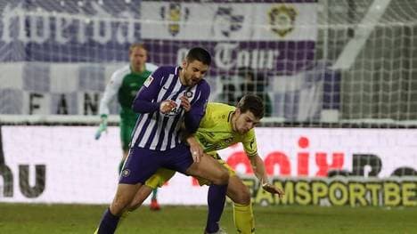 Der FC Erzgebirge Aue um Dmitri Nazarov (l.) kam gegen die Würzburger Kickers zu einem knappen Sieg