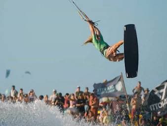 Weltmeister mit nur 16 Jahren: Fynn Hof hat sich im Saisonfinale der GKA Kite World Tour 2025 im brasilianischen Taiba zum Champion in der Freestyle-Disziplin gekrönt.