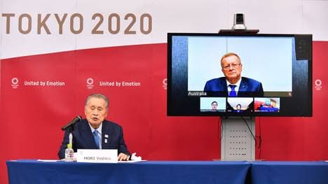John Coates (r.) verkündete den neuen Starttermin der Olympischen Sommerspiele
