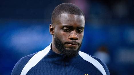 Dayot Upamecano sieht gegen Brasilien die Rote Karte