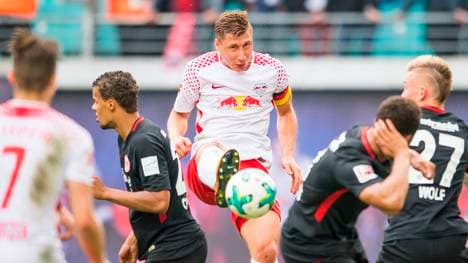 Eintracht Frankfurt (schwarz) und RB leipzig treffen am 19. Februar im ersten Montagsspiel aufeinander