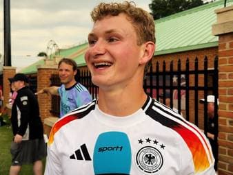 Beim Empfang der deutschen Mannschaft im WM-Quartier in Winston-Salem erweisen sich einige der 3000 Zuschauer als erstaunliche Kenner des DFB-Teams und seiner Geschichte.