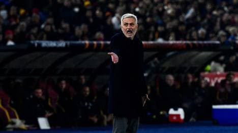 Jose Mourinho muss mit einer Roten Karte vom Platz