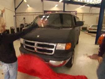 Katja Poensgen ist eine der schnellsten Damen auf zwei Rädern. Es gelang ihr als bisher einzige Frau bei der Motorrad-WM Punkte zu holen. Beim Thema Bike macht ihr keiner was vor. In Sachen Auto braucht sie allerdings Hilfe – von den PS Profis. Ihr Auftrag: Ein cooler Ami mit viel Platz für maximal 7000 Euro .