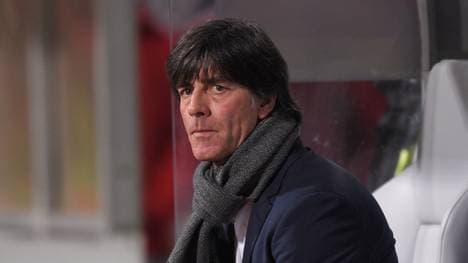 Joachim Löw sitzt auf der Bank