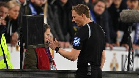 Schiedsrichter Martin Petersen gab nach einigen Minuten vor dem Bildschirm Elfmeter für Nürnberg - zum Ärger von Bielefeld