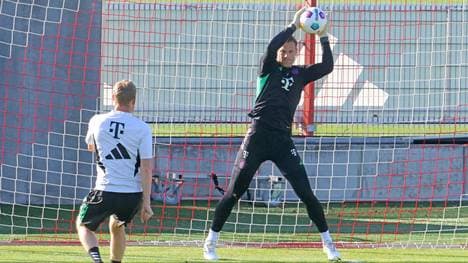 Manuel Neuer (r.) arbeitet fieberhaft an seinem Comeback