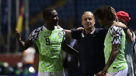 Gernot Rohr (M.) bleibt Trainer Nigerias