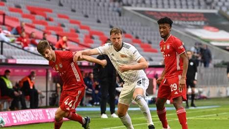 Josip Stanisic (l.) soll beim FC Bayern einen Profivertrag unterschreiben