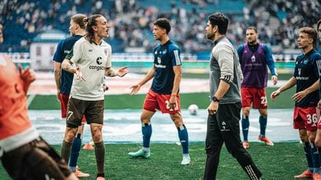 Jackson Irvine (l.) und Sebastian Capel (HSV, Reha-Trainer) gerieten aneinander