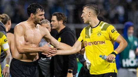 Mats Hummels (l., mit Nico Schlotterbeck) steht beim BVB vor einem Meilenstein