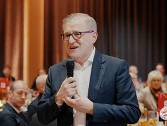 Bayerns Vorstandsvorsitzender Jan-Christian Dreesen spricht nach dem letzten Gruppenspiel in der Champions League über die Leistung der Mannschaft und hebt dabei zwei Bayern-Stars besonders hervor.