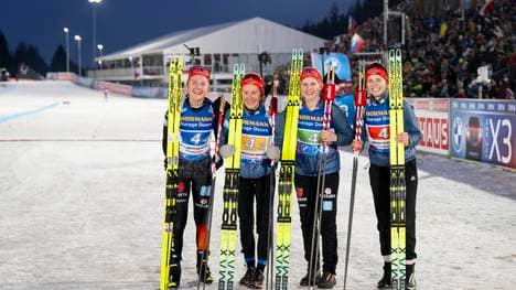 Johanna Puff (E. v. l.) und Sophia Schneider (D. v. l.) verpassen die deutschen Meisterschaften am Arber