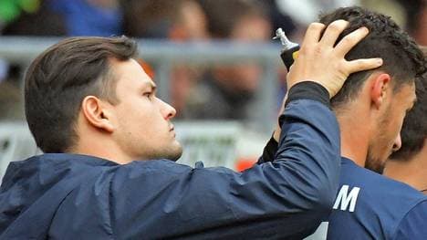 Tim Kleindienst wurde vom Physiotherapeuten mit Vaseline-Creme behandelt