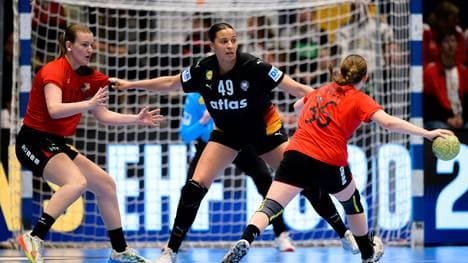 Lange ihr Element: Von Pereira (M.) als DHB-Abwehrchefin