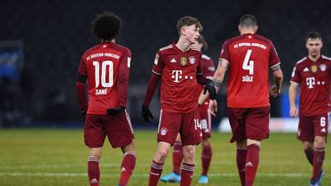 Paul Wanner (2.v.l) bleibt beim FC Bayern