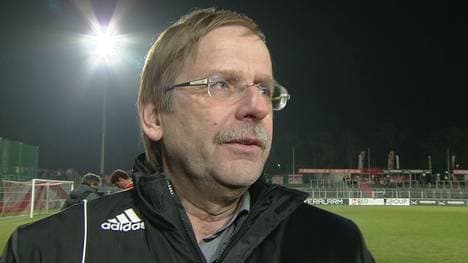 DFB-Vizepräsident Rainer Koch führt bei Flutlicht ein Interview