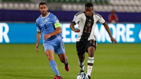 BVB-Star Youssoufa Moukoko (r.) verschoss den ersten von zwei Elfmetern