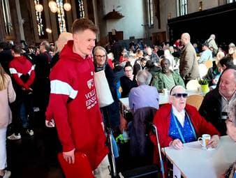 Die Stars des VfB Stuttgart packen in der Vesperkirche mit an, um Bedürftigen zu helfen - ein Termin, der für Sebastian Hoeneß und Co. fest im Kalender steht.