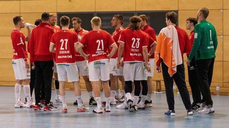 Der HSV Hamburg während einer Auszeit bei einem Testspiel